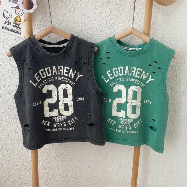 הסטייל האורבני מגיע לארון הבגדים של הבנים הקטנים עם גופיית ה"Handsome Boys" החדשה שלנו. בצ